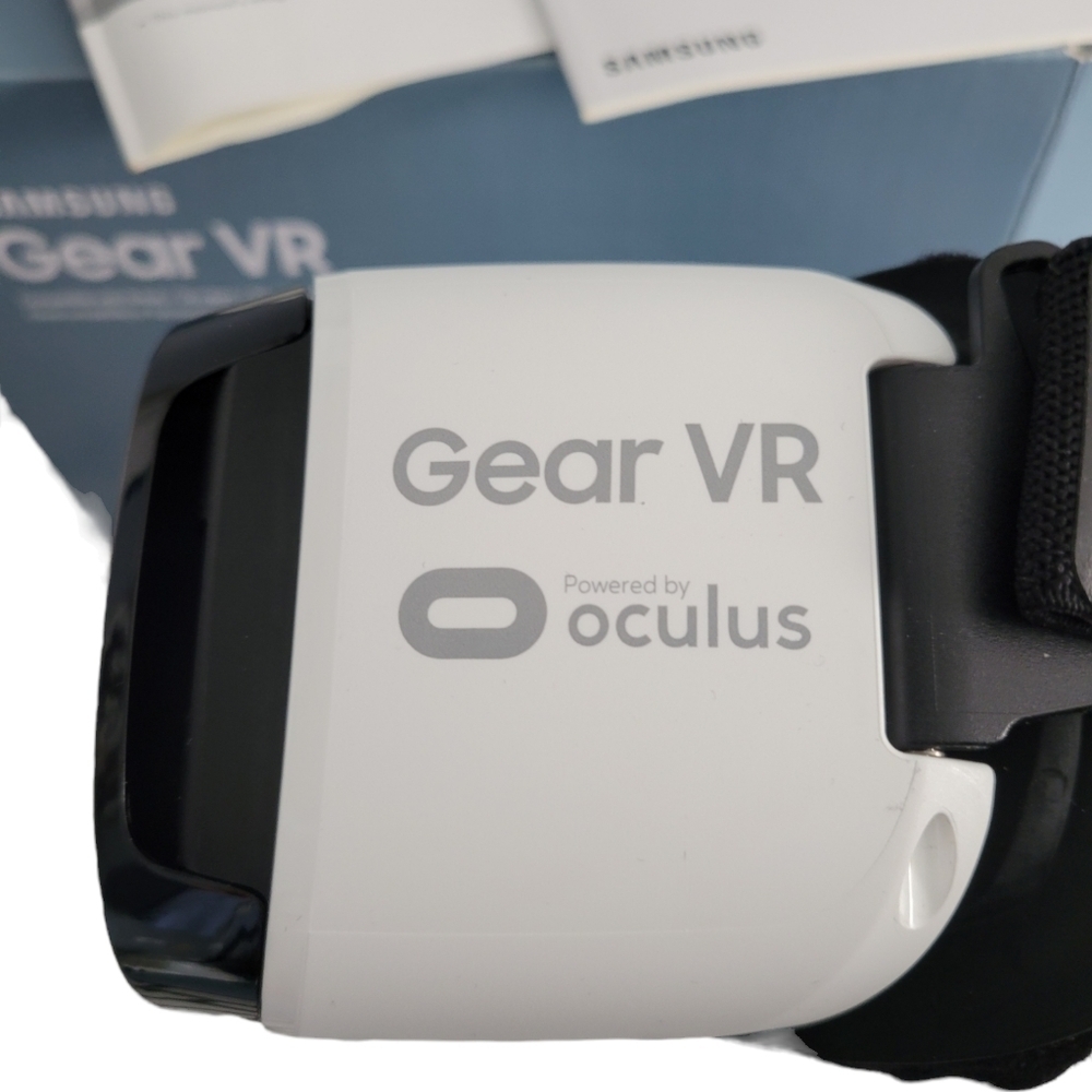 Samsung Gear VR Headset still with original box, like new condition - Picture 3 of 7